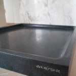 dushevoy-poddon-iz-granita-berri-blek