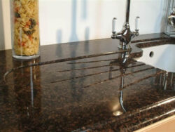 Гранит Dakota Mahagany