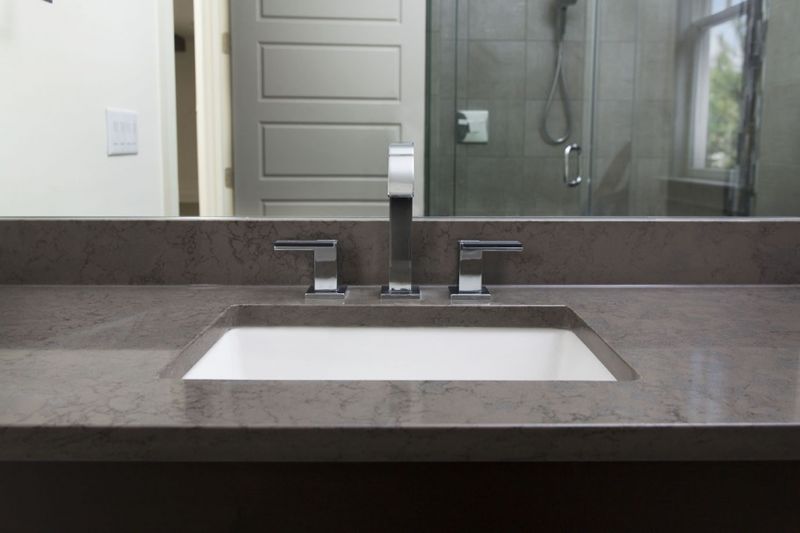 Столешница в ванную из композита кварца (CВК011)